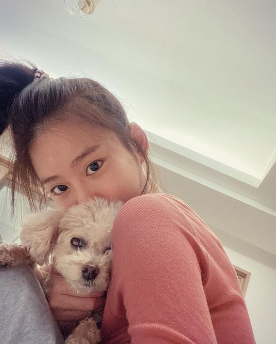 Han Seung-yeon, a member of the group KARA, left a friendly tug with his dog.Han Seung-yeon posted two photos on his 29th day with an article entitled Besides the Soap on his instagram.Han Seung-yeon in the photo is staring at the camera with a dog, and he showed off his unique beauty with his face close to his face.In particular, Han Seung-yeon is impressed by keeping her beauty intact during her debut at the age of 34 this year.Han Seung-yeon recently met the audience with the movie Show Mid Ghost.