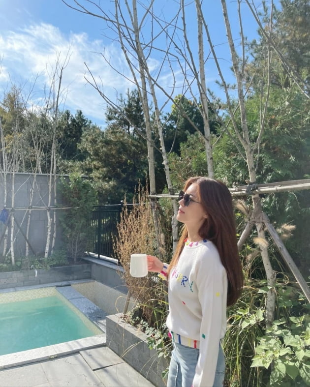 Actor Si-a Jeong enjoyed a vacation in the suburbsSi-a Jin posted a photo on his Instagram on Thursday with an article entitled morning coffee.Si-a Jin in the photo is enjoying a vacation at the Full Villa of Cheongshim International Academy.I take a cup of coffee in front of the pool and enjoy the morning sunshine, looking happy in the scene of Si-a Jeong, who heals away from his busy routine for a while.Si-a Jing, born in 1981, married Do-bin Baek, son of Baek Yoon-sik, in 2009, and has a son, Jun Woo, born in 2009, and a daughter, Seo Woo, born in 2012.