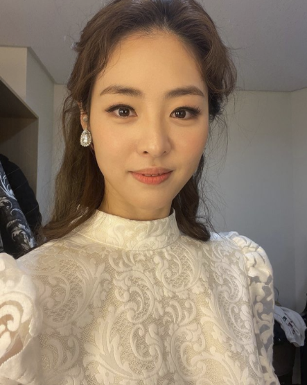 Lee Yeon-hee transforms into princessLee Yeon-hee told fans on his personal SNS on the afternoon of the 30th, King Lears first performance will start soon! No, Your Grace. Cordelia Fighting!# Lee Soon Jaes Lear King # Cordelia # Lee Yeon-hee .In the photo, she is wearing a white costume and boasts a brilliant beauty, stealing the attention of those who see it as a visual like a real princess in the Middle Ages.Play King Lear is a work co-hosted by the Theater Gwanak Theater and the Seoul Arts Center.Lee Yeon-hee plays Kodylia, the third daughter of King Lear in the play, and Top Model on the first Play stage.Cordelia is an enterprising, imposing leader and daughter who truly loves her father, who combines beauty and wisdom.Lee Yeon-hee signed a contract with VAST Entertainment last year with Hyun Bin to announce a new leap forward.Top Model on the first Play is why fans are cheering him.King Lear will be performed at the Seoul Arts Center CJ Towol Theater from October 30 to November 21.SNS