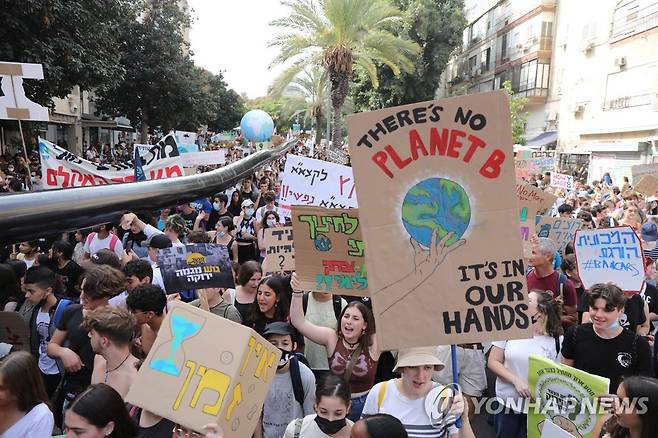 이스라엘 기후변화 시위 (텔아비브 EPA=연합뉴스) 이스라엘 텔아비브에서 29일(현지시간) 시위대가 기후변화 대응을 요구하며 행진하고 있다. photo@yna.co.kr 2021.10.30