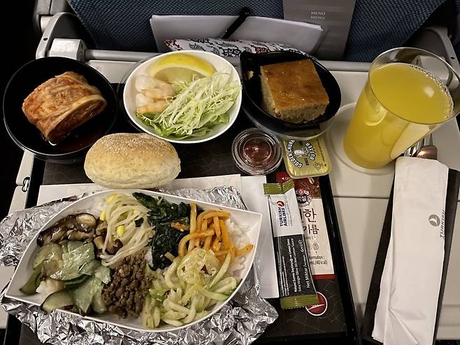 기내식 섭취 외의 시간에 마스크를 벗으면 승무원이 제지한다.