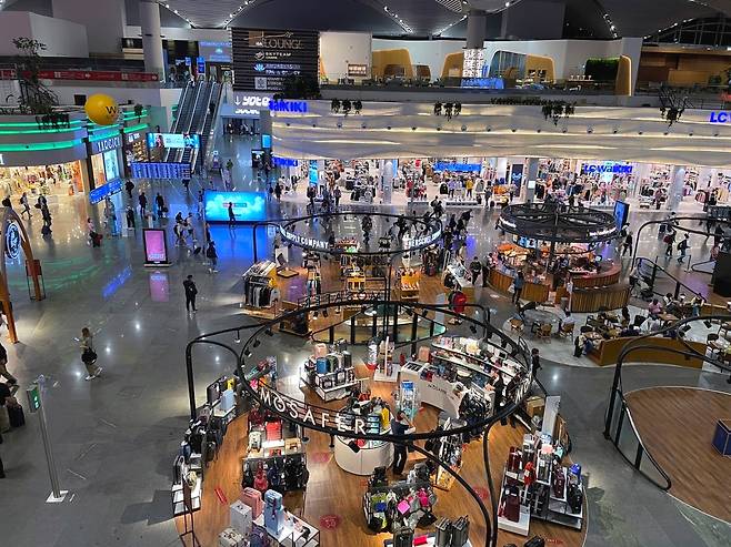 이스탄불공항 국제선 면세점. 새벽 1시경임에도 이용객이 매우 많다.