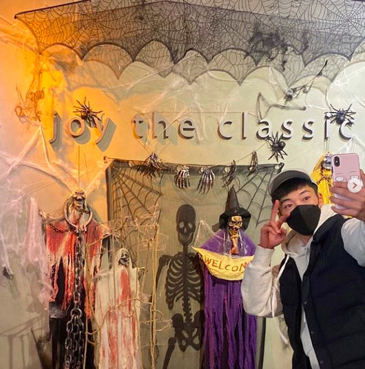 Actor Woo Do-hwan has announced that he has Discharged.Woo Do-hwan left a picture on his SNS on the 31st with an article entitled I missed you so much, eat a lot of candy.In the photo, Woo Do-hwan poses cute in the background of Halloween decorations, with a hat and a happy smile, looking excited.Woo Do-hwan joined the active duty on July 6 last year.Woo Do-hwan, who completed the training for six weeks in charge of the commander training during the recruitment training course, completed the training as a student leader at the 1st Transportation Education Solidarity and received the certificate of solidarity.Since then, Woo Do-hwan has served in the Water Mechanized Infantry Division, the so-called Tiger Company.Woo Do-hwan is currently in the final Vacation and will be without a return to the unit after the last Vacation on January 5 next year