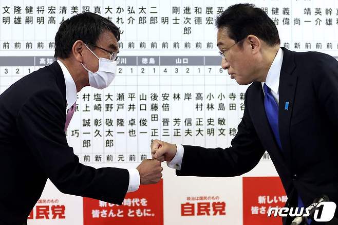 기시다 후미오 일본 총리가 31일(현지시간) 중의원 총선거에서 승리한 뒤 도쿄 자민당 당사에서 고노 다로 전 외무상과 주먹을 부딪치고 있다. © AFP=뉴스1 © News1 우동명 기자