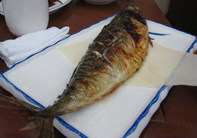 뇌 건강을 돕는 음식 ② 오메가 3가 풍부한 음식 : 등푸른 생선이 가장 좋다. 견과류와 들깨 가루도 좋다. 사진은 등푸른 생선에 속하는 고등어 구이./위키피디아