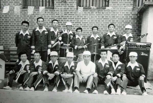 김판수 이사장이 1970년 여름부터 3년 넘게 지낸 대전교도소 시절 활동했던 밴드의 기념사진. 뒷줄 오른쪽 둘째 기타맨이 서른 즈음의 청년 김 이사장이다. 익천문화재단 길동무 제공