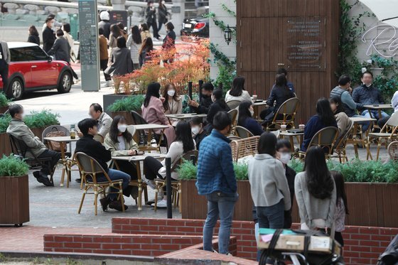 단계적 일상회복(위드 코로나)가 시행된 1일 서울의 한 카페가 시민들로 붐비고 있다. 뉴스 1