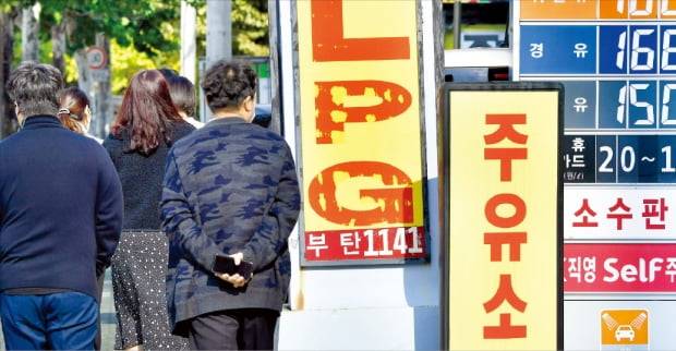 액화석유가스(LPG) 가격 급등으로 LPG를 사용하는 소규모 공장과 식당 및 택시업계의 부담이 커지고 있다. 1일 서울의 한 LPG충전소 입간판에 L당 1141원으로 오른 택시 연료 부탄의 가격이 안내돼 있다. 김영우 기자