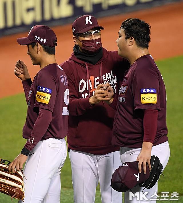 1일 오후 서울 잠실구장에서 열린 "2021 KBO 포스트시즌" 키움 히어로즈와 두산 베어스의 와일드카드 경기에서 키움이 7-4로 승리했다. 키움 홍원기 감독이 조상우, 이정후와 하이파이브 하고 있다. 사진(서울 잠실)=천정환 기자