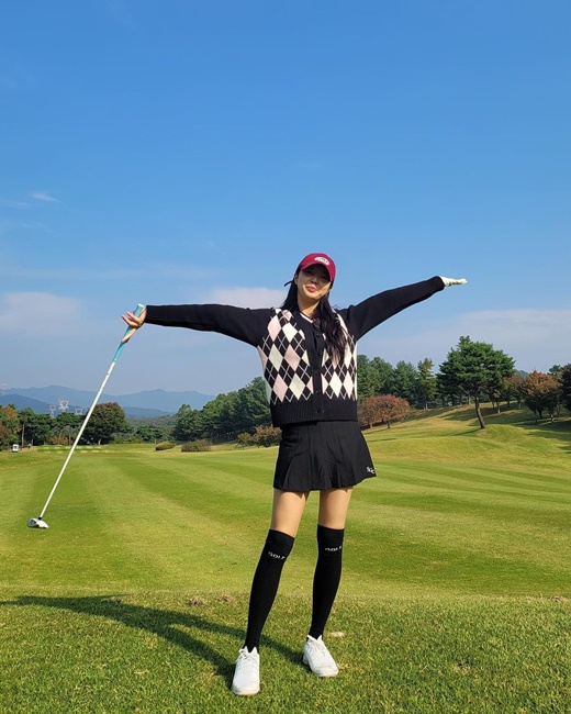 Actor Hyon-kyoung Uhm flaunted her glowing beautyOn the first day, Hyon-kyoung Uhm posted several photos on his instagram with an article entitled I wanted to go once more before winter, but I did not go eventually.In the photo, Hyon-kyoung Um took various poses, such as lifting his arms on the field or staring at the camera.The beauty of the Hyun-kyoung Um, which is as bright as the sunny weather, catches the eye.Dressed in an agglomerated cardigan, the Hyon-Kyung Umm paired a black miniskirt and completed a youthful field look, which revealed an extraordinary fashion sense by wearing a nissacks and cap cap caps.Actor Cho Boa responded to the image of the Hyon-kyung Um, which is a pictorial picture that makes the golf course a runway, with a comment saying I look pretty ~.Meanwhile, Hyon-kyung Um is appearing in MBC drama The Second Husband.