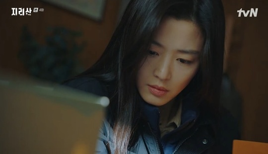 Jun Ji-hyun finds odd point in Sung Dong-il againIn the 4th episode of TVNs Saturday drama Jirisan (played by Kim Eun-hee/directed by Lee Eung-bok Park So-hyun), which aired on October 31, Jun Ji-hyun found out that the victims died on the off-duty of Cho Dae-jin (Sung Dong-il).Earlier, Seoi River found a yellow ribbon in Cho Dae-jins desk drawer that confused hikers who Kang Hyun-jo (Ji Ji-hoon) said.When Cho Dae-jin returned to his seat, the Seoi River hurriedly hid the ribbon and hid suspicions toward Cho Dae-jin.However, the Seoi River investigated Cho Dae-jin more in earnest.This time, we compared the date of the deaths of the victims in Jirisan with the day of the off-duty of Cho Dae-jin. Surprisingly, the victims died every day of Cho Dae-jins off-duty.It is suspected that Cho Dae-jin is a murderer who lures people from Jirisan to yellow ribbon every off-duty day.