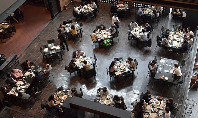 단계적 일상회복(위드 코로나) 시행 첫날인 1일 서울 시내 한 식당에서 시민들이 식사를 하고 있다. 이날부터 수도권은 10명, 비수도권은 12명까지 모일 수 있고, 식당·카페 등 대부분 시설은 24시간 영업이 가능해진다. 하상윤 기자