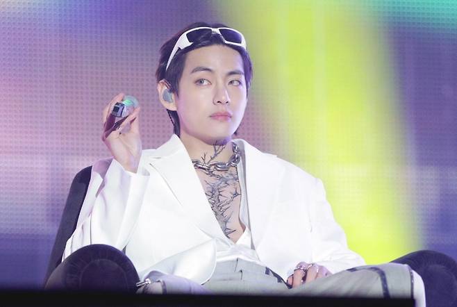 "얼굴이 감동실화" 방탄소년단 뷔, 제왕적 카리스마→아련한 눈빛..화려하게 빛난 김태형