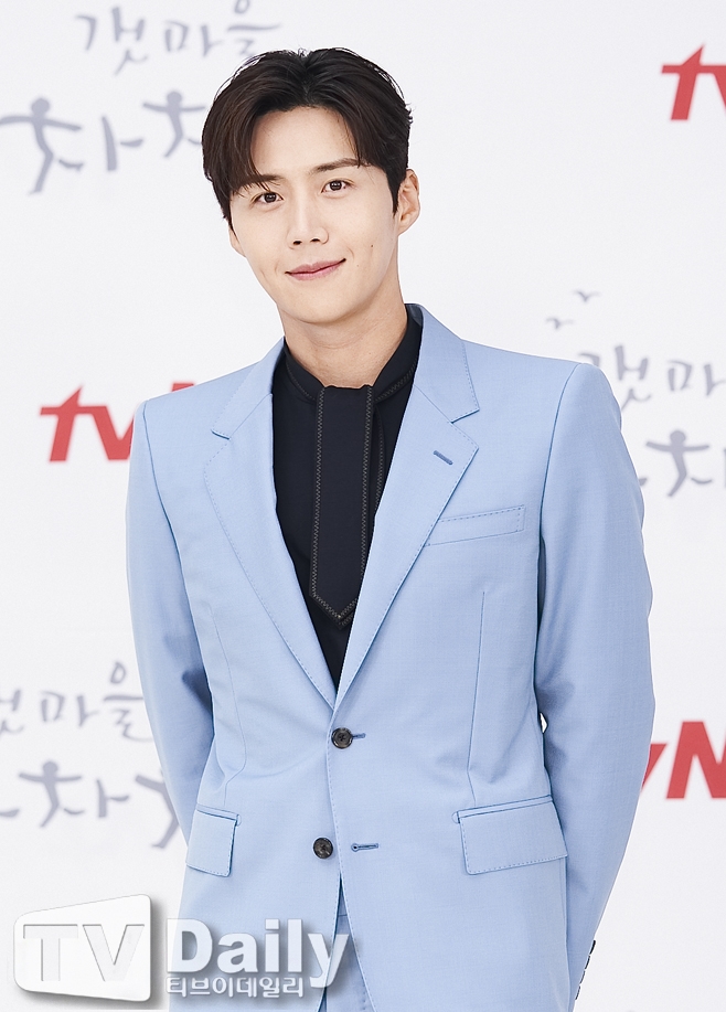 AD revived and film shoots were confirmed: Actor Kim Seon-ho, who was at the center of the topic over the personal life controversy, was paralyzed.On the first day, it was reported that Actor Kim Seon-ho finally confirmed his appearance without getting off the movie Sad Tropical.The agency said, I will prepare hard so that I can repay the opportunity I gave.Kim Seon-ho was previously involved in the Personal Life controversy on the 17th of last month due to the former GFriends Disclosure.The former GFriend called Kim Seon-ho K Actor and caused controversy by disclosure that he had married himself when he was pregnant at the time of his relationship and encouraged abortion and informed him of separation after abortion.Disclosure Three days later, on Tuesday, Kim Seon-ho acknowledged and apologized; Kim Seon-ho said: I met him with good feelings.In the process, I hurt him with my inconsiderate and inconsiderate behavior. I wanted to meet him directly and apologize first, but now I am waiting for that time without delivering a proper apology.I would like to apologize to him for this article. I also apologized for breaking the trust of fans, the public and officials.The case seemed to have ended when the former GFriend accepted Kim Seon-hos apology and deleted Disclosure, but there was a big wave in the entertainment industry.The TVN drama Gang Village Cha Cha Cha team actors who he appeared in had to cancel the End interview despite the popularity of the work, and the KBS2 entertainment program 1 night and 2 days season 4, which Kim Seon-ho was appearing, decided to get off.The movie Dog Days and Date at 2 oclock which were scheduled for the next film were also missed.In the meantime, the sad tropical side, which was worried about Kim Seon-hos appearance, eventually confirmed his appearance.Sad Tropical is a work that depicts what happens when a boy dreaming of a boxing player with a Korean father and a Filipino mother comes to Korea to find his father who left him and meets bad guys. It is a new work by director Park and Hoon Jung.Kim Seon-ho stars as the earl.Following the news of the movie appearance, the ADs he appeared in are also Risen.Immediately after the personal life controversy, Kim Seon-hos silent response for three days was delayed, and the brand ADs that disappeared in consciousness of the controversy are being posted again.Recently, AD images and images that have been set up in private, including Mask brand AD, health functional foods, shopping malls, and cosmetics AD, have been released sequentially.Kim Seon-ho has been working on the work again after overcoming the controversy, and public opinion is divided.The argument continues with the opinion that there is no problem with the activity as an actor because it is only a personal life of an individual, not a crime, and that it can not erase the rejection of the fact that abortion is encouraged.