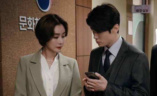 WeEves original drama, which will be released on the 12th, Goes to Blue House (hereinafter referred to as Blue House), is a true story as Celeb Lee Jung-eun, a former Olympic gold medalist appointed as Minister of Culture, Sports and Tourism, faces the kidnapping of her husband, political critic Kim Sung-nam (Baek Hyon-jin). It is a political black comedy drama that unfolds a funny and realistic real satire in the background of a week.Kim Sung-ryung took on the role of Lee Jung-eun, who became the minister of the Ministry of Culture and Sports at the same time,Lee Jung-eun is a person who wants to realize his ambitions that he has long had by taking the unexpected situation as an opportunity.Hak-ju Lee is divided into the performance secretary Golden Harvest with Lee Jung-euns trust.He was originally a henchman of Cha Jung-won (Bae Hae-sun), but after meeting Lee Jung-eun, he shows a strange loyalty to her.Lee Jung-eun and Golden Harvest with are suspicious of each other while relying on each other, raising questions about their unpredictable relationship.On the other hand, Lee Jung-eun and Golden Harvest with (Hak-ju Lee) in the steel released on the 1st are exchanging conversation with serious faces and stimulate curiosity.Golden Harvest with a rigid expression shows something in his cell phone to Lee Jung Eun.The appearance of the two people who create an uneasy airflow makes them guess Danger.In the meantime, Golden Harvest with tells Lee Jung Eun an unexpected story and surprises her.It is noteworthy that what is the identity of the dark shadow that threatens Lee Jung Eun and how they will break Danger.Kim Sung-ryung and Hak-ju Lee, who will create a sweaty tension in their hands and give unique fun, can be seen in the Blue House as long as they are released at 11 am on the 12th.Photo: Weve