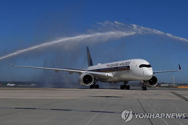 코로나19로 닫혔던 호주 공항 '활짝' (멜버른 EPA=연합뉴스) 호주가 신종 코로나바이러스 감염증(코로나19)으로 닫았던 공항을 연 1일 싱가포르에서 출발한 비행기가 멜버른 공항에 도착하고 있다. 2021.11.1 photo@yna.co.kr