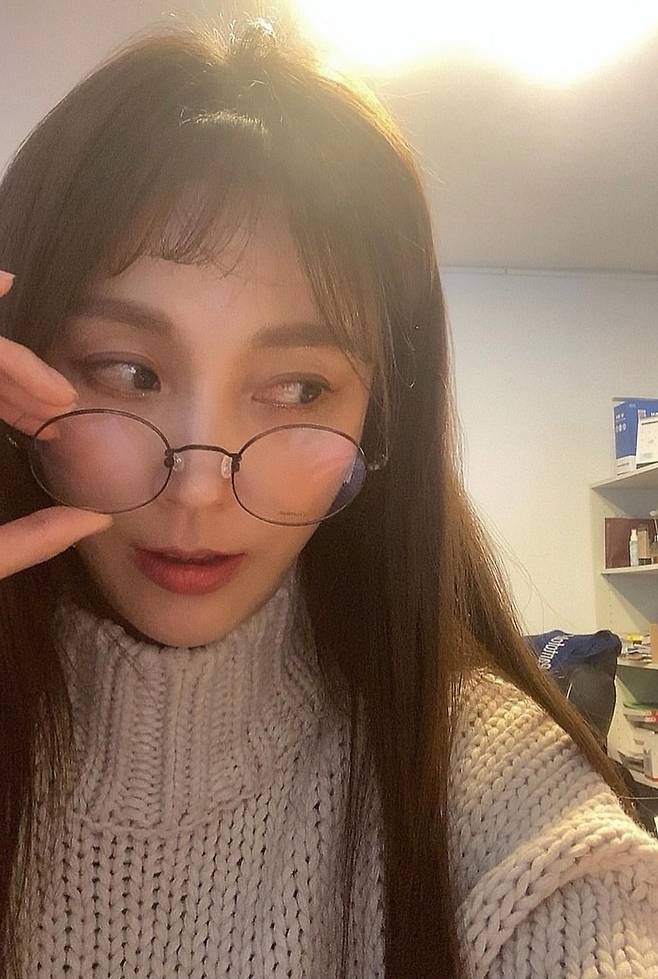 Broadcaster Ahn Hye-Kyung showed off a changed atmosphere.Ahn Hye-Kyung posted a picture on his instagram on the 2nd, I feel like I am someone else when I use glasses ... so good.The photo shows Ahn Hye-Kyung wearing round glasses and holding the atmosphere like a model.Ahn Hye-Kyung, who has a strong youthful and sunny image, has a different charm with an intellectual and elegant atmosphere after wearing glasses.Meanwhile, Ahn Hye-Kyung is appearing on SBS The Beating Girls.