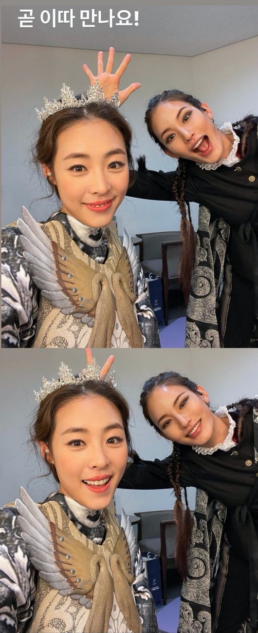 Actor Lee Yeon-hee boasted of her superior beauty.Lee Yeon-hee posted several photos on his personal Instagram story on the 2nd, along with an article entitled Meet you soon!Lee Yeon-hee in the public photo is a full-set costume and makeup for the performance of King Lear.Lee Yeon-hee also gracefully digests the antique dress, adding a luxurious vibe to her glamorous crown.In addition, Hwang Hyun-joo, who emits youthful energy next to Lee Yeon-hee, attracts attention.Meanwhile, Lee Yeon-hee challenges the first stage of the play as Cordelia, the third daughter of King Lear in King Lear.Lee Yeon-hee SNS