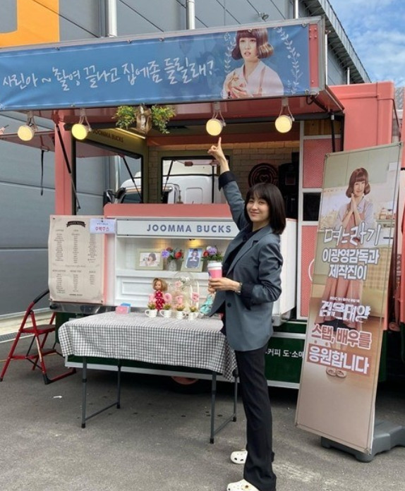 Park Ha-sun posted a picture on the 2nd day of the Instagram saying, The late Coffee or Tea certification shot that the drama Daughter-in-law director sent to Moebius.The photo includes Coffee or Tea, directed by KakaoTV OLizzyn Daughter-in-law Lee Kwang-young, who sent MBC gilt drama Moebius: Black Sun to support Park Ha-sun.Coffee or Tea is eye-catching with a witty placard called Sarinah, will you stop by the house after shooting?Park Ha-sun also added, My first season of my life 2! Daughter-in-law2 coming. He also caught the eye by foreseeing Daughter-in-law season 2.Kakaotv OLizzyn Daughter-in-law is based on the popular webtoon as a Seaworld Crash Diary featuring various episodes of the modern daughter-in-law Minsarin entering Seaworld.Photo Park Ha-sun SNS