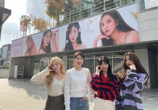 On the 1st, LABOUM (Soyeon, Jinye, Haein, and Ahn Sol-bin) released a hashtag called #Blue Square X LABOUM along with several photos through the official SNS channel, raising the comeback by announcing the advertisements conducted on Blue Square.In the open photo, LABOUM showed off its four-color flower beauty in front of a super-sized billboard installed in Blue Square, and opened several photos along with billboards in various places, making global fans excited.In particular, this billboard, which is made up of photos of the mini-album BLOSSOM, which is scheduled to be released on the 3rd, raises expectations for a comeback, and raises questions about what LABOUM will look like and perform in this new news and comeback showcase.As it is the first album to be released at Interpark Music Plus, a new agency after the reorganization of the four-member system, the publics attention is focused on the future of LABOUM, which has received various support from various advertisements.LABOUM will have a comeback showcase at Blue Square at the same time as the release of its new album BLOSSOM on the 3rd, and it is expected to convey another attraction and love to fans who visited the scene through the billboard as it is a space with fans for a long time.Earlier, LABOUM opened a variety of contents including group images, teaser videos, and highlight medleys, starting with personal concept photos, and announced the birth of BLOSSOM, which will paint the second half of this year with a flower breeze.Meanwhile, LABOUM will release its mini-titled album BLOSSOM through various sound One sites at 6 pm on March 3, and plan to hold a comeback showcase at the same time.Photo: Interpark Music Plus