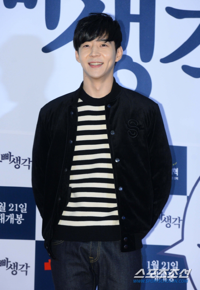 Actor Park Yu-hwan has been arrested for alleged drugging following his brother Park Yoochun.Yonhap News reported on March 3 that the Police Office in southern Gyeonggi Province recently arrested Park Yu-hwan for violating the law on drug management.Park Yu-hwan is reportedly accused of smoking Cannabis once with two of his party members at a restaurant in Bangkok, Thailand, in December last year.The reason Park Yu-hwan went to Thailand was to make a special appearance at the Park Yoochun concert.All of the South Koreans who smoked Cannabis with Park Yoochun have admitted the charges and Park Yu-hwan is facing a summons investigation.Park Yu-hwans brother and actor Park Yoochun was sentenced in July 2019 to 10 months in prison and two years in probation for drug use.At the time, Park Yoochun even declared his retirement and proved innocent, but he admitted the charges and apologized for the detection of methamphetamine in his legs.Since then, Park Yoochun has appeared in overseas fan meetings as well as on the Internet personal broadcasting conducted by his brother Park Yu-hwan.Park Yu-hwan also ran an Internet broadcast at the time and defended his brother Park Yoochun.Park Yu-hwan is also known to have conducted personal broadcasts ahead of the summons investigation, and is becoming more controversial.According to sports trends, Park Yu-hwan communicated with fans on personal broadcasting on March 31st.Following his brother, his brother was arrested on suspicion of drug, and the publics gaze toward his brother was colder. Criticism against Park Yu-hwan, who conducted the Internet broadcast ahead of the summons investigation, is continuing.On the other hand, Park Yu-hwan made his debut in the drama Twinkle Shining in 2011, and appeared in movies such as One Line and Mudan, She Was Beautiful and Promise of the Sun.Park Yu-hwan, who stopped acting on charges of de facto marriage destruction in 2016, is currently working as an Internet broadcaster BJ.