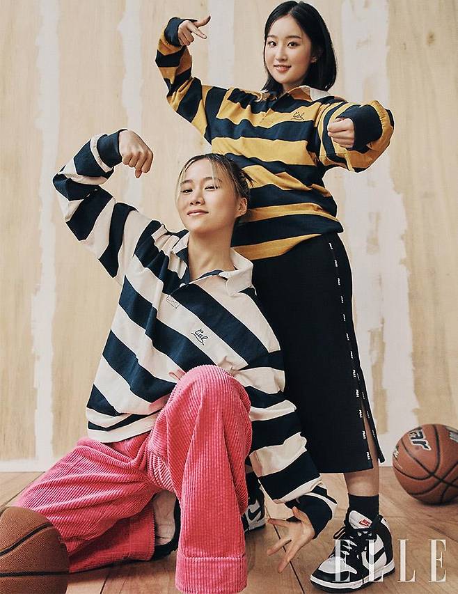 예본이 입은 네이비 스트라이프 피케 셔츠는 UC Berkeley. 핑크 코듀로이 팬츠는 Ganni. 슈즈는 Nike. 효우가 입은 옐로 스트라이프 피케 셔츠는 UC Berkeley. 로고 스커트는 Fila. 슈즈는 모두 Nike.