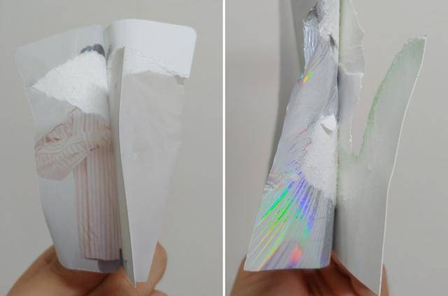 양면 비닐 코팅된 포토카드(왼쪽 사진)와 한 면만 코팅된 포토카드 보관용 홀더(오른쪽)를 비교해봤다. 표면만 보면 반짝거리는 홀로그램이 인쇄된 카드 홀더가 더 재활용 안 될 것 같지만, 코팅이 한쪽에만 되어 있어서 비교적 재활용이 잘된다. 분리된 비닐은 따로 모아 연료로 태우는데, 이 역시도 안 쓰는 게 최선이다. 김현종 기자