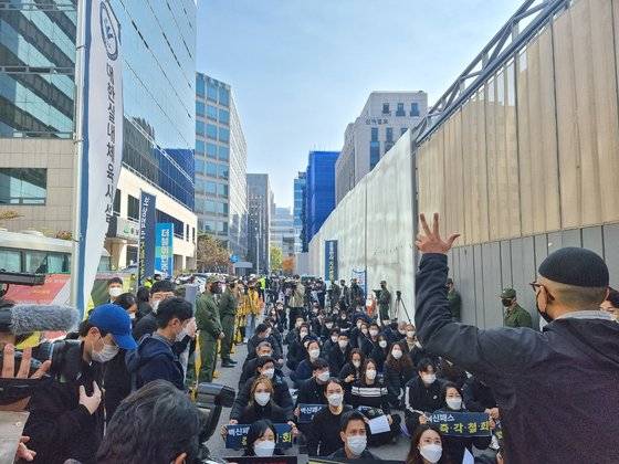 3일 서울 여의도 더불어민주당 당사 앞에서 실내체육시설 종사자들의 백신패스 반대 집회가 열렸다. 이병준 기자