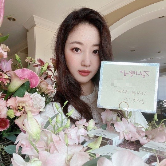 Kim Sa-rang posted a photo on Instagram on the 3rd with an article entitled Thank you.In the photo, Kim Sa-rang is showing off her beauty in front of a bouquet of flowers. The netizens who saw it commented on Love that does not grow old, It is more beautiful than flowers and Finding hidden pictures.On the other hand, Kim Sa-rang appeared in the TV drama Revenge which last January.