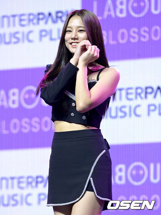 On the afternoon of the 3rd, a showcase was held at Blue Square in Yongsan-gu, Seoul to commemorate the release of LABOUMs mini album BLOSSOM.The new album includes four songs, including the title song Kiss Kiss, How Good Is It, Its the Same, and Love On You.In particular, So-yeon and Ahn Sol-bin participated in writing and composing, and they filled up a lyrical mood.LABOUM Ahn Sol-bin poses: 2021.11.03