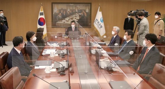 2021년 10월 12일 열린 한국은행 금융통화위원회 본회의. 최배근 교수는 한국은행이 물가안정보다 고용안정에 최우선 목표를 둬야 한다고 주장한다. / 사진:한국은행