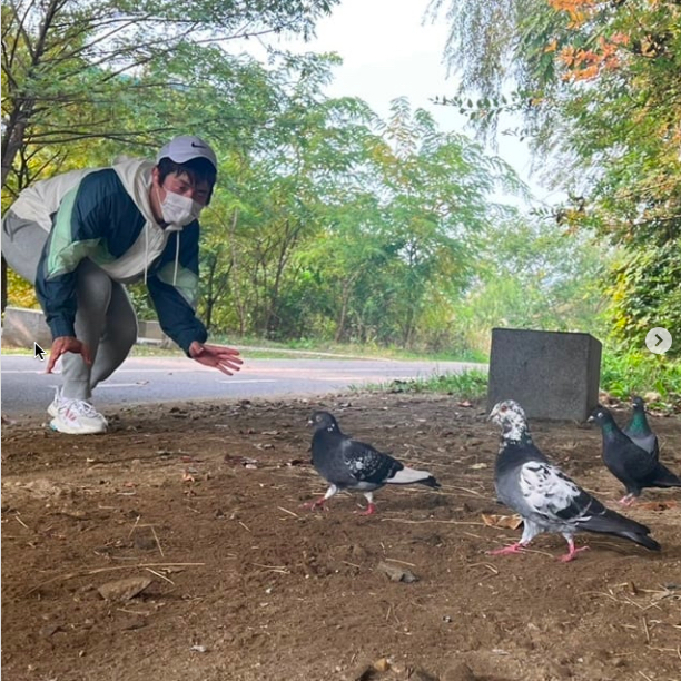 Webtoon writer Kian84 has revealed his extraordinary daily life.Kian84 left a picture on his SNS on the 4th with an article entitled You are going to go this year. Gwacheon Anyang Running.In the picture, Kian84 approaches the pigeon in a comfortable outfit, the image of Kian84 with the above-mentioned face is natural; Kian84s exhilarating look is impressive.Kian84 appeared on MBC I Live Alone, which is on air recently