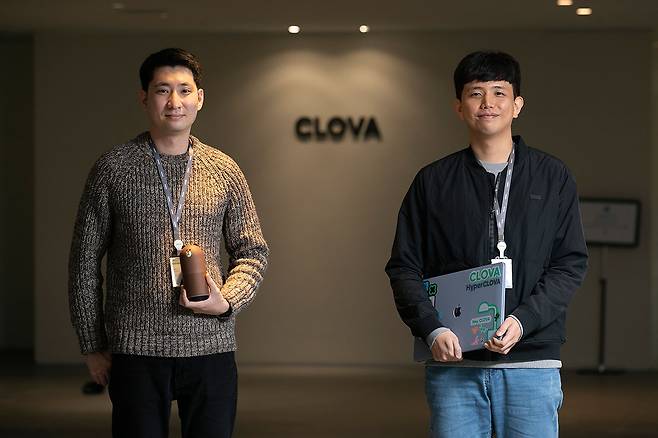 네이버는 한국어 버전 초거대 인공지능 ‘하이퍼클로바’를 개발했다. 아래는 클로바 컨버세이션팀의 김형석, 김보섭 연구원(왼쪽부터).ⓒ시사IN 이명익