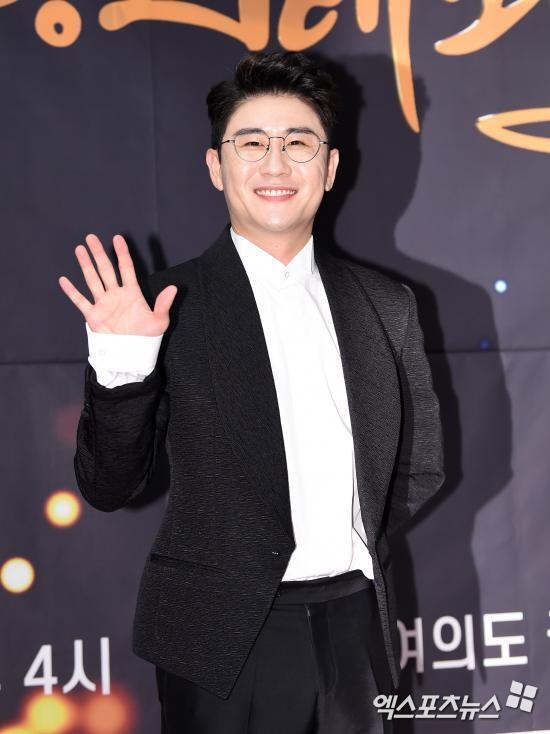 We acknowledge all the allegations in this case and we are deeply reflecting and regretting them, said Millagro Lee Jae-Gyu, president of the company on April 4.I learned about how to stream the soundtrack in 2019, and I did something that I should not lose my mind for a while because of my personal desire to inform many of the songs of the unknown Singer.Regardless of the reason, I deeply reflect on the fact that I acted as a representative of my agency and regret it. In the meantime, he insisted that all the work related to the sound recording was a arbitrary progress of this representative. Young Tak was not able to participate in the way of the companys work except for the musical part and schedule at the time.I did not receive the information too. Lee also apologized, saying, I am sorry for the inconvenience to The Artist who has been attracting attention only by his ability in the audition program after a long life of unknown life.According to SBS Entertainment News, Lee, who was suspected of buying a sound source from Young Tak s Why You Come Out There, was sent on the 1st on charges of violating the law on the promotion of the music industry.Lee asked A to buy a sound source for 30 million won to raise the ranking and awareness of the music charts Why are you out there released in October 2018.At that time, the ranking did not rise as intended, and A asked for a refund and received 15 million won.The following year, he filed a lawsuit against Mr. A for returning unfair profits, but he was reportedly ordered to dismiss the director.We will convey the position of our company, Milagro, regarding the hoarding of the sound source of Why are you out there.Hello, I am representative of Milagro Lee-Gyu. First of all, I am sincerely sorry for the concern and concern of such an unsavory event.I have acknowledged all the charges and deeply reflected and regretted them. I have been faithful to the investigation and have called for facts.In 2019, I learned about how to stream the sound source, and I acted for a while to lose my mind and not to lose my personal desire to inform many people of the song of the unknown singer.Regardless of the reason, I deeply regret that I have done wrong as a representative of my agency.Also, this case was conducted by me, and at that time, Singer was not able to participate in the way of the companys work except for the musical part and schedule, and the information was not received.I am sorry to have hit the artist who has been attracting attention only by his ability in the audition program after a long unknown life.I sincerely apologize to Singer, Milagro employees, and fans who have been hurt by my wrong behavior.Photo = DB