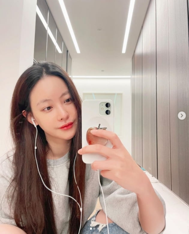 Actor Oh Yeon-seo told her daily life.On the 4th, Oh Yeon-seo posted several photos on his instagram with the article No pants!In the open photo, Oh Yeon-seo showed a natural charm while accepting it as a non-toilet person.On the other hand, Oh Yeon-seo appeared with Jung Woo in the Kakao TV web Drama Crazy X of this area.Photo: Oh Yeon-seo SNS