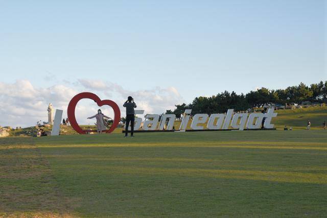 울산 간절곶을 찾은 시민과 관광객들이 지난 1일 조형물을 배경으로 잔디공원에서 사진을 찍고 있다. 박은경 기자