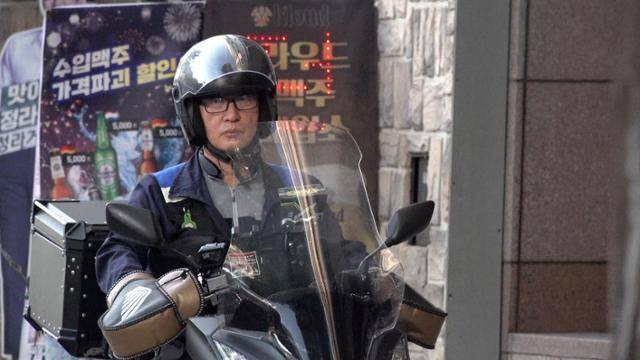 김씨가 배달에 나서고 있다.