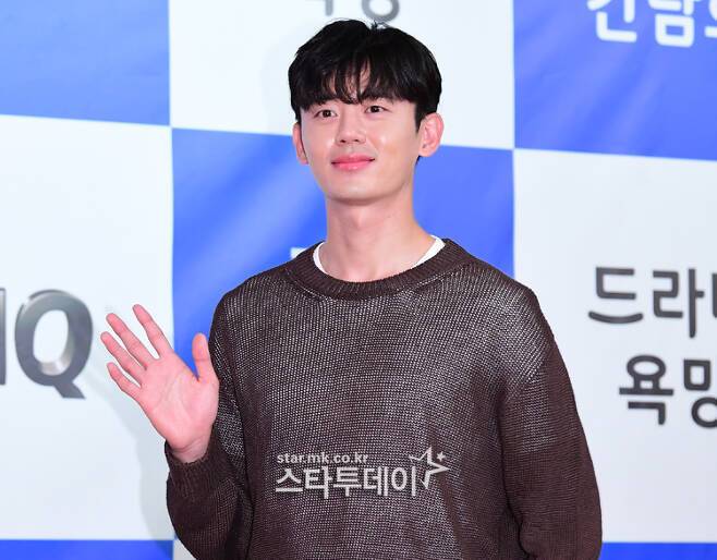 Actor Lee Ji-hoon explained directly about the controversy that he did Gut in the Drama Blow-Up (the original title of $ponsor).Lee Ji-hoon said on Instagram on May 5, I am sorry to say my honest words now.First of all, I would like to express my sincere remorse for the fact that there has been a friction between my friend and the FD in the field regardless of the reason. I dont know what kind of conversations have been made, actually, but its also my fault that Friend brought me presents at the scene.I apologize sincerely, and I will be very careful not to see Friends on the scene in the future.Lee Ji-hoon also said, If you dont mind, I want you to listen to me once. I want to talk frankly.Im telling you, I dont think I can do this anymore.I have been doing well with other staff members in the field while shooting so far. I was trying my best to try to perform well in my ability to lack it. When I first wrote about my position at the company while watching the articles and videos about me, I apologized only for the wrong part.I dont think Im apologizing for what I didnt do, but I dont want to do it anymore because I see things that have been going on.Lee Ji-hoon said, The first thing that was disturbed was that my friend did not party my birthday in the morning of Agnaldo Timóteo, but thankfully my fans came to eat all the staff from the early morning.And after the morning shooting, Savoie congratulated me for a while in the underground parking lot. The second is that there was no ridiculous rumor that I took off my pants and went on a rampage, and I never did it with my name ... You saw and knew all the staff at the scene. When I was shooting outdoors, not shooting the set, I did not deserve to change clothes, so I changed in cars, toilets, streets, shopping halls, and every time my staff friends went to see me. ...Friend has had a conflict with F.D., and I never agreed. I stopped him. They saw this.My eyes were not Why did you touch me, but What are you doing? To my friend, Do not do brother to FD.And I waited until the end of the shoot and I wanted to go to OO (fd) and apologize for my brother Friend, but I could not apologize directly because I said, No Touch, No Touch, Im done talking to my lawyer, someone said, I do not know the gangster and Ushijima the Loan Shark.If youve been pushed away from FDI and my Friend conversation, or thats what CCTV is shown, itll come out.He also said, The fourth time, I am the first to talk about the artist. As you leave in the articles and comments, what would I say to you that I dare to replace the artist?However, the director explained the character before the start of Drama, and left a katok to trust the director with katok. This is all, he said.If you keep telling the story that you and the production company only know, Ill post the contents of the katok, he refuted.The fifth one is not Gut, really.Theres no telling what part of the story I got Gut, and the story has been turned up and swollen, and now Im in the field.I am a person who does not have a distribution to Gut. I was frustrated and upset when I saw the articles and comments coming up, and I also felt like Model Behavior, where things I did not do wander around.I hope that there will be no more Misunderstood and speculation .. I would like you to give a message to all the fans who support me and all those who look at me with a bad gaze.I am writing an article while writing an eagle, thinking exactly what I did wrong, and I will fix what I have to reflect on and fix with this incident. Finally, Lee Ji-hoon said, I would like to repeat that I am sorry to show you the uncomfortable situation while writing this.I will try to be a little wiser in any situation with my official approval. I sincerely apologize.I have to work on the spot with a bright figure all the time, but I am not enough.  I am sincerely sorry that I have worried everyone and everyone who is working on the filming. Earlier, revelations emerged that an acquaintance who came to the set with Lee Ji-hoon had swore at Staff.It was created by Misunderstood about each other, the $ponsor crew explained.Lee Ji-hoon also apologized, saying, Actor is deeply reflecting on the part where Friend came to the scene and caused the controversy, and I am trying to contact the crew continuously because I can not contact the party.Since then, one media has reported the claim of Park Gye-hyung, who wrote Blow-Up before the title was changed to $ponsor.In the report, Park argued that Lee Ji-hoon complained to the production company several times about his quantity, and that half of the staff including himself was replaced, and Lee Ji-hoons shooting Gut controversy erupted.Hi, Im Lee Ji-hoon. Im sorry, but Im just telling you my honesty.I would like to say that I sincerely apologize for the conflict between my friend and the field FDI for whatever reason.But it is also my fault that Friend brought presents to the scene. I apologize if you felt uncomfortable in the process.I will be careful not to let Friend come to the scene in the future.I just want you to listen to me, if you dont mind. I want to talk honest. Exaggerated and Distorted.I just dont think I can do it anymore. Ive been doing fine with the other staff at the scene.I was trying my best to try to perform well in my ability to lack.The first thing that was Distorted was that in the morning, my friend did not party for my birthday, but thank you so much for my fans, who came to all the staff from the early morning and congratulated Savoie for a while in the underground parking lot after the morning shooting.The second is that there are ridiculous rumors that I took off my pants and went on a rampage, and I never did that under my name, and the field staff saw it all and knew it.When I was shooting outdoors, not shooting on set, I did not deserve to change clothes, so I went to the car, the toilet, the street, the shopping hall, and every time I was covered by my step friends.Third, Friend had a friction with F.D., and it was never that I agreed. I stopped him.And these were the staff. My eyes didnt touch me. What are you doing to my friend? What? Dont even tell FD.And I waited until the end of the shoot and I told OO (fd) to apologize for my brother Friend, but I did not want to apologize. No! No Touch. No Touch.If you pushed FDI and my Friend conversation, or that fact is seen, it will come out if you see cctv.And the fourth is, Im just beginning to tell you, Im not going to ask you to replace me, as you can leave me in articles and comments.But before Drama started, the director explained the character and left a katok saying, Ill trust you with katok. Thats all. I talked to you.If you and the production company are telling the story that you only know, I will upload the contents of the katok.The fifth one is not Gut, really.Theres no telling what part of the story I got Gut, the article got busted and swollen, and now the article says I got Gut at the scene.Im a man who doesnt have a distribution to do Gut.I was frustrated and upset when I saw the articles and comments coming up, and I also had a mind that I was Model Behavior, where things I did not do wander around.I hope there is no further misunderstood and speculation.I would like you to give a lot of support to the fans who cheer me and all those who look at me even if they are not good. I write about what I did wrong.I will fix what I have to reflect on and fix. I will fix this! The writing is long.I would like to repeat my regret to show you the uncomfortable situation while writing this: I will try to be a little wiser in any situation with the official seal.I have to work on the field with a bright face all the time, but it is my shortage. I am sorry for worrying about this to everyone and everyone who is working on the filming.