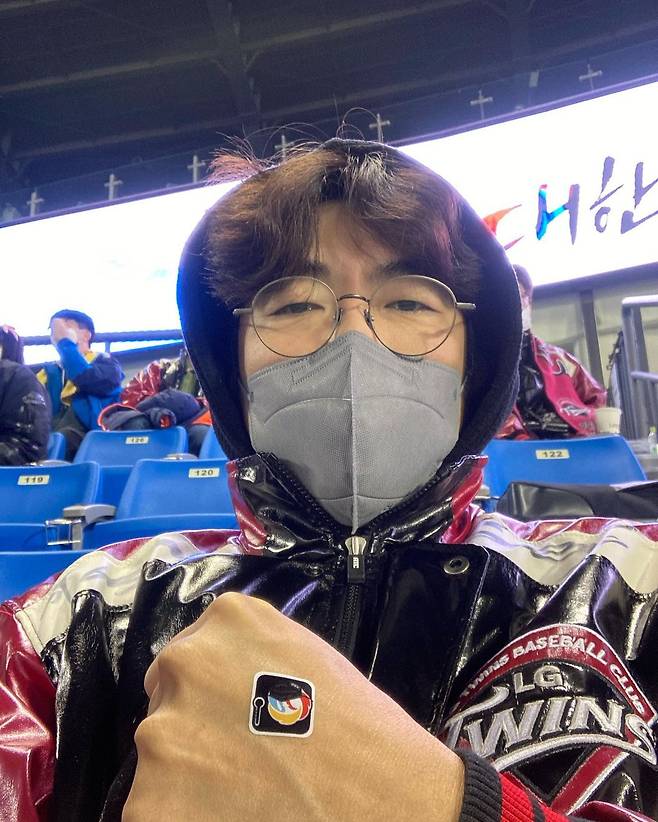 Lee Jong-hyeok wrote on his Instagram on Saturday, Im a victory fairy!!!I can not cheer up and I can not sound. I just have to appreciate it. I am glad to have a baseball game. Lee Jong-hyeok in the public photo is wearing a jumper of a cheering club and going to see it himself.Lee Jong-hyeoks steam fanship toward the baseball field alone caught the attention of the viewers.On the other hand, Lee Jong-hyeok appeared on MBC Where is Dad going? with son observance and received much love.JTBC Where I Return to Me - Feminist Movement Town will be broadcast on the 5th.Photo: Lee Jong-hyeok Instagram