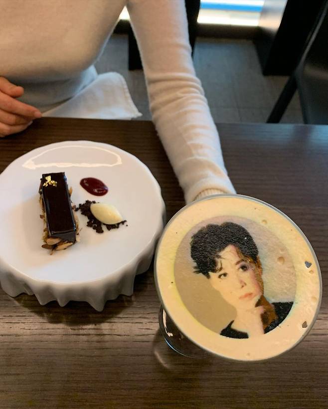Gagwoman Park Mi-sun visited a restaurant in Chef Choi Hyun-seok.On the 6th, Park Mi-sun wrote to his instagram, Good lunch. I ate such a beautiful tiramisu dessert with the chefs service.Taste ~ ~ # Choy Dot # Tiramisu # Pleasant Lunch and posted several photos.In the photo, Park Mi-sun visited the restaurant of Choi Hyun-seok chef.Chef Choi Hyun-seok painted Park Mi-suns face over Taramisu to provide Service, and Park Mi-sun was moved.Meanwhile, Park Mi-sun has a comedian Lee Bong-won and a man and a woman in 1993.