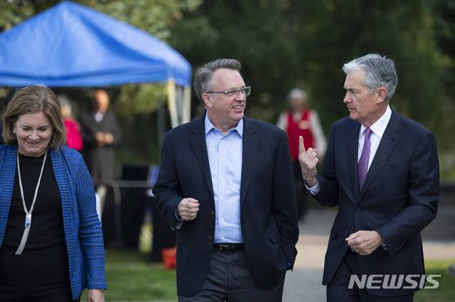 【잭슨=AP/뉴시스】지난해 8월24일(현지시간) 미국 와이오밍주 잭슨에서 열린 잭슨홀 미팅에 참석한 연방준비제도(Fed) 인사들의 모습. 왼쪽부터 에스더 조지 캔자스시티 연방준비은행(연은) 총재, 존 윌리엄스 뉴욕 연은 총재, 제롬 파월 연준 의장. 2019.08.23