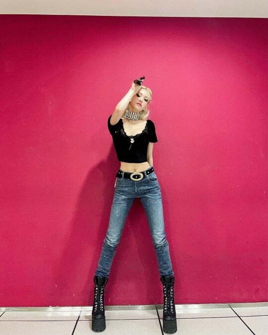 Singer Jeon So-mi showed off her slender figure.On the 7th, Jeon So-mi posted a picture on his instagram with an article entitled Music-oriented XOXO.In the photo released on the day, there was a picture of Jeon So-mi posing in a black crop T-shirt and jeans.The 172cm and 46kg certified by the former Somis legs and ant waist are worrying.Jeon So-mi released his first full-length album XOXO on the 29th.