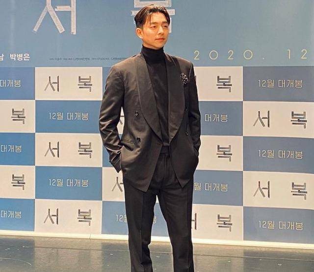 공유가 '서복'의 온라인 제작보고회에서 올블랙룩을 소화했다. 매니지먼트숲 공식 SNS 제공