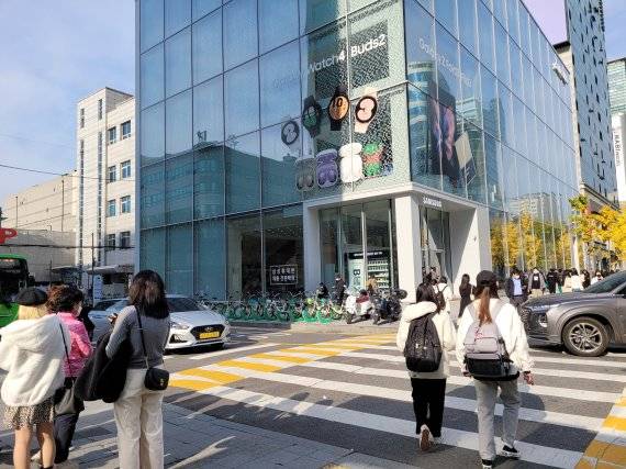 8일 서울 마포구에 위치한 삼성 디지털프라자 홍대본점 외관의 모습. 김준혁 기자.