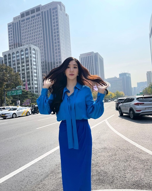 Group Girls Generation member Tiffany showed off her refreshing visuals.Tiffany posted several photos on her instagram on the 8th, along with an article entitled Our Poten is From Friday.This is a picture of Tiffany at the shooting site, which matched a new blue blouse and a lap skirt, showing a refreshing yet plump look.Tiffanys extraordinary color digestion is admirable: Tiffanys lovely smile, her beautiful beauty, by far, has robbed her of her gaze.Choi Soo Young, who saw this, attracted attention by leaving a comment saying Pinkpani Nono Bluepani.
