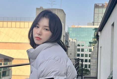 Wendy of the group Red Velvet reported on the recent situation with fresh beauty.On the 8th, Wendy posted a phrase Winter is almost here and several photos on his instagram.In the photo, Wendy took a picture in padding in preparation for the coming winter. He gave his fans his regards with transparent skin and dreamy expression like white house.Above all, Wendy boasted a small face size and cute visuals reminiscent of fairy, which made fans feel heartbreak.Meanwhile, Wendy is playing DJ on SBS Power FM Wendys As If Its Your Last (Live at Youngstreet, 06), which is broadcast every day at 8 pm.