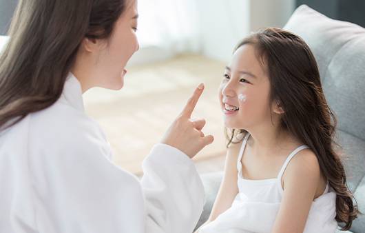 얼굴 아토피 증상이 나타나면 어떤 원인에 의해 열이 오르게 되었는지에 따라 치료법과 관리법이 달라진다