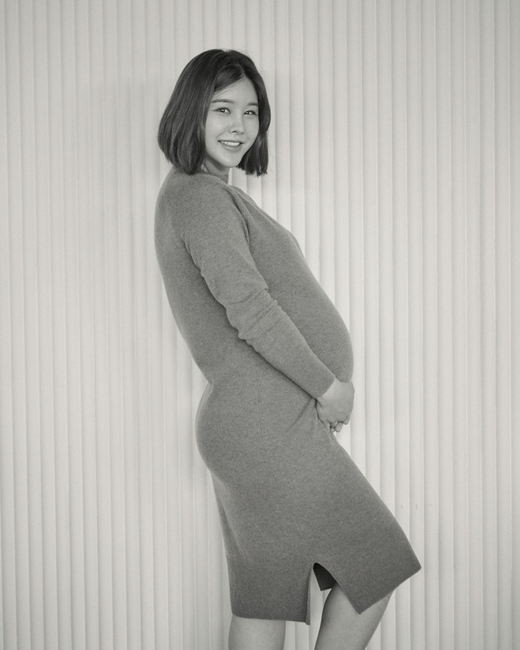 Broadcaster Park Eun-ji (38) reported on the current situation ahead of birth.Park Eun-ji posted a picture on his instagram on the 9th with an article entitled Now its D-9. Lets meet healthy in the room.The photo shows Park Eun-ji, who showed a beautiful D line. Park Eun-ji carefully wraps her belly in a knit dress with her hands.I feel happiness in Park Eun-ji, who bows his head slightly while looking at the boat he called, and Park Eun-jis bright smile without any dust makes his heart feel dull.Park is married to a Korean-American office worker in 2018 and is living in Los Angeles, USA. She is pregnant and is about to give birth.