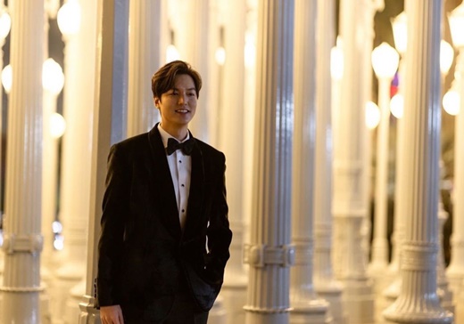 Actor Lee Min-ho, 34, shared her latest on United States of America.Lee Min-ho posted two posts on her Instagram page on the 9th without much comment.In the photo, he was seen digesting the schedule at the United States of America Los Angeles.Lee Min-ho attended the LACMA Art + Film Gala (Lakma Art Film Gala Rizzatto) event at the United States of America Los Angeles County Museum of Art on the 6th (local time).He boasts a pillar of the county art museum and a sculpture in the lighting.A warm-heartedness complete with a neat suit-fit and bow tie snipes at the fan-shy, who reveals the night of United States of America with a bright appearance.LACMA Art + Film Gala Rizzatto, attended by Lee Min-ho, is an annual event for raising operating funds to expand film programs, where a number of celebrities attend each year and select artists who have contributed to the development of culture and art.Meanwhile, Lee Min-ho is set to appear in the new Apple TV+ series Pachinko.Pachinko captures the story of an individual through history through the epic of an immigrant family of four generations of Korean people in a total of eight episodes with a vast scale and deep stroke.