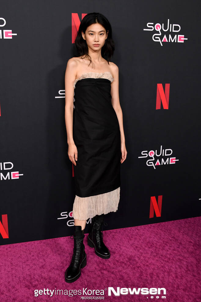 Model and Actor HoYeon Jung in the spotlight at Red CarpetHoYeon Jung attended the Netflix Cuttlefish Game event held on November 8 (local time) in United States of America Los Angeles.At the event, HoYeon Jung, as well as another leading role in the Cuttlefish Game, Actor Lee Jung-jae, Park Hae-soo and Hwang Dong-hyuk, were also present.HoYeon Jung has attracted attention by appearing as a dress fashion with beautiful shoulder lines and extraordinary body ratio.He showed off his top Model-down presence with a natural, colorful look and a commanding pose.HoYeon Jung performed a break-up performance at the Cuttlefish Game as a desperate settler dawn that needed a lot of money for his family.HoYeon Jung, who has been active in domestic and overseas fashion shows and advertising as a model, has successfully performed the Actor ceremony for the first time by challenging the acting of the drama through Cuttlefish Game.Since then, HoYeon Jung has continued to be popular with TVNs signature entertainment show You Quiz on the Block, as well as the United States of America NBCs talk show The Tonight Show Starring Jimmy Fallon.The Cuttlefish Game, released on September 17, deals with the process of participating in the questionable survival with a prize money of 45.6 billion won, risking their lives to become the last winner and participating in the extreme game.The popularity of Cuttlefish Game is very much World: Netflix won the top spot in 83 countries in service, creating a Cuttlefish Game craze.World Actor, singers also expressed their passion for Cuttlefish Game and actors through official SNS, and raised the topic.
